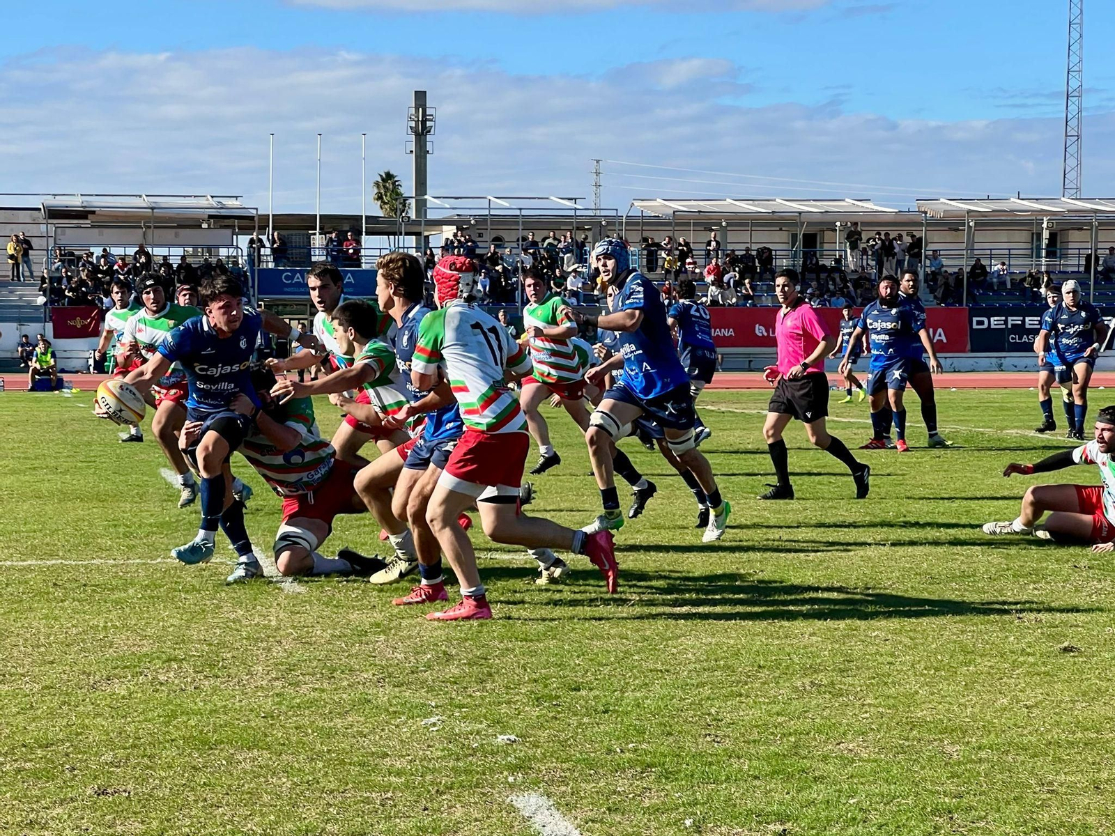 Antonio García trata de ceder el balón a un compañero tras superar la línea del Hernani.