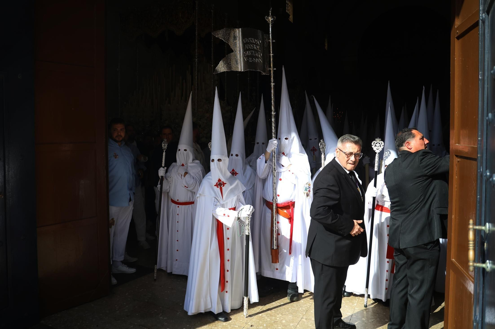 Las mejores imágenes del Lunes Santo en Huelva: Hermandad de las Tres Caídas