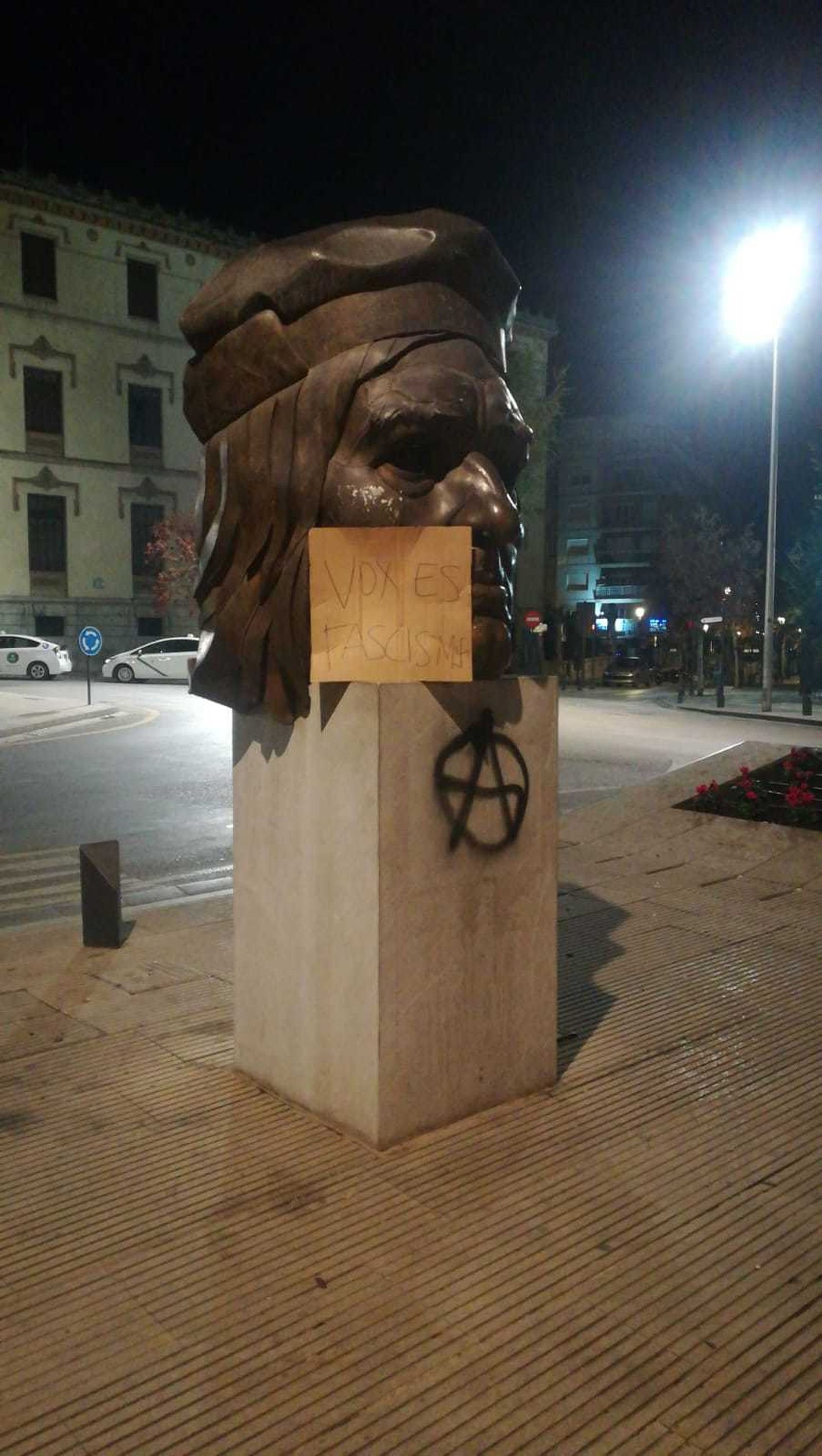 Cartel contra Voz colgado en el monumento a Gonzalo Fernández de Córdoba.