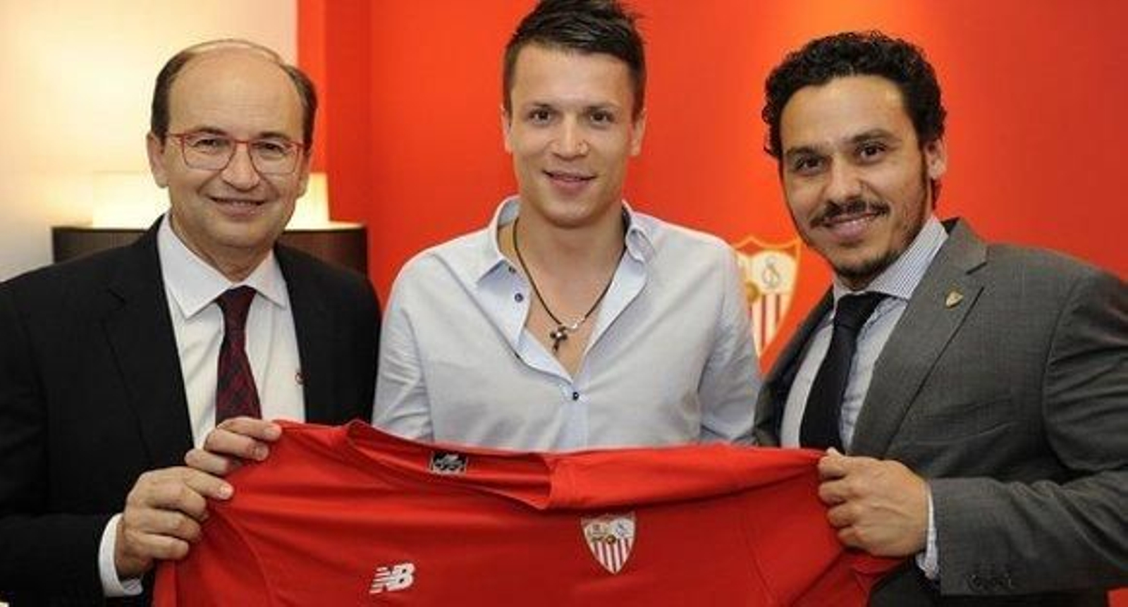 Konoplyanka ya es oficialmente jugador del Sevilla
