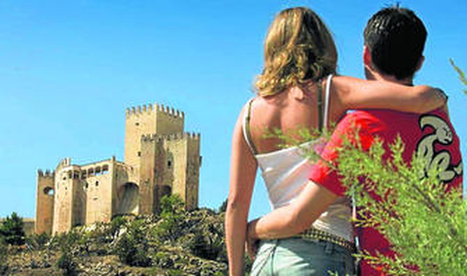 Dos jóvenes contemplan el Castillo de Vélez Blanco.