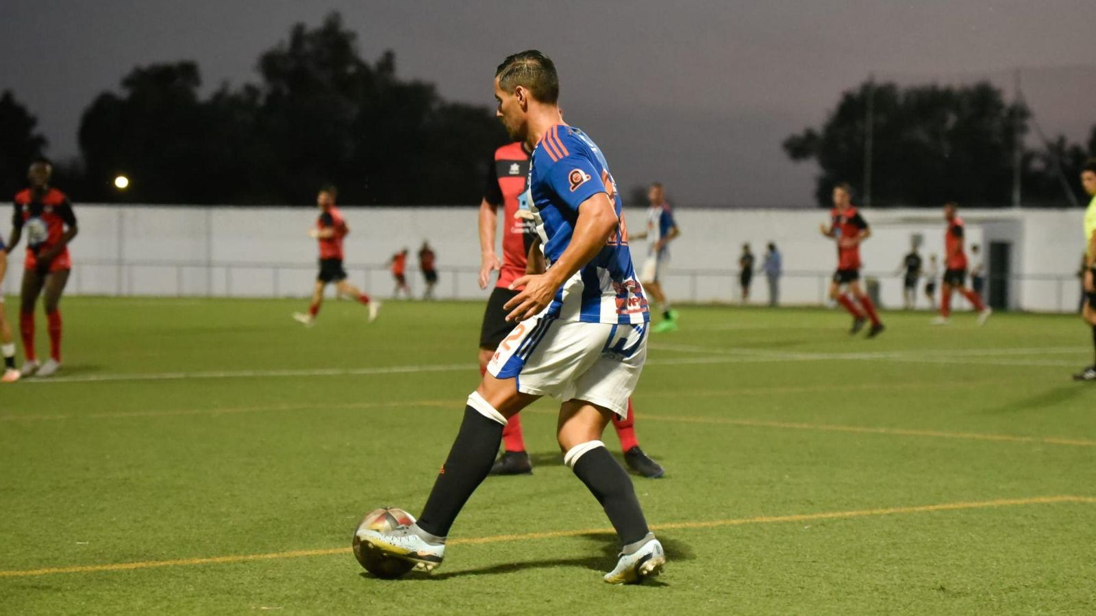 Checa cambió a todo el equipo al inicio del segundo tiempo.