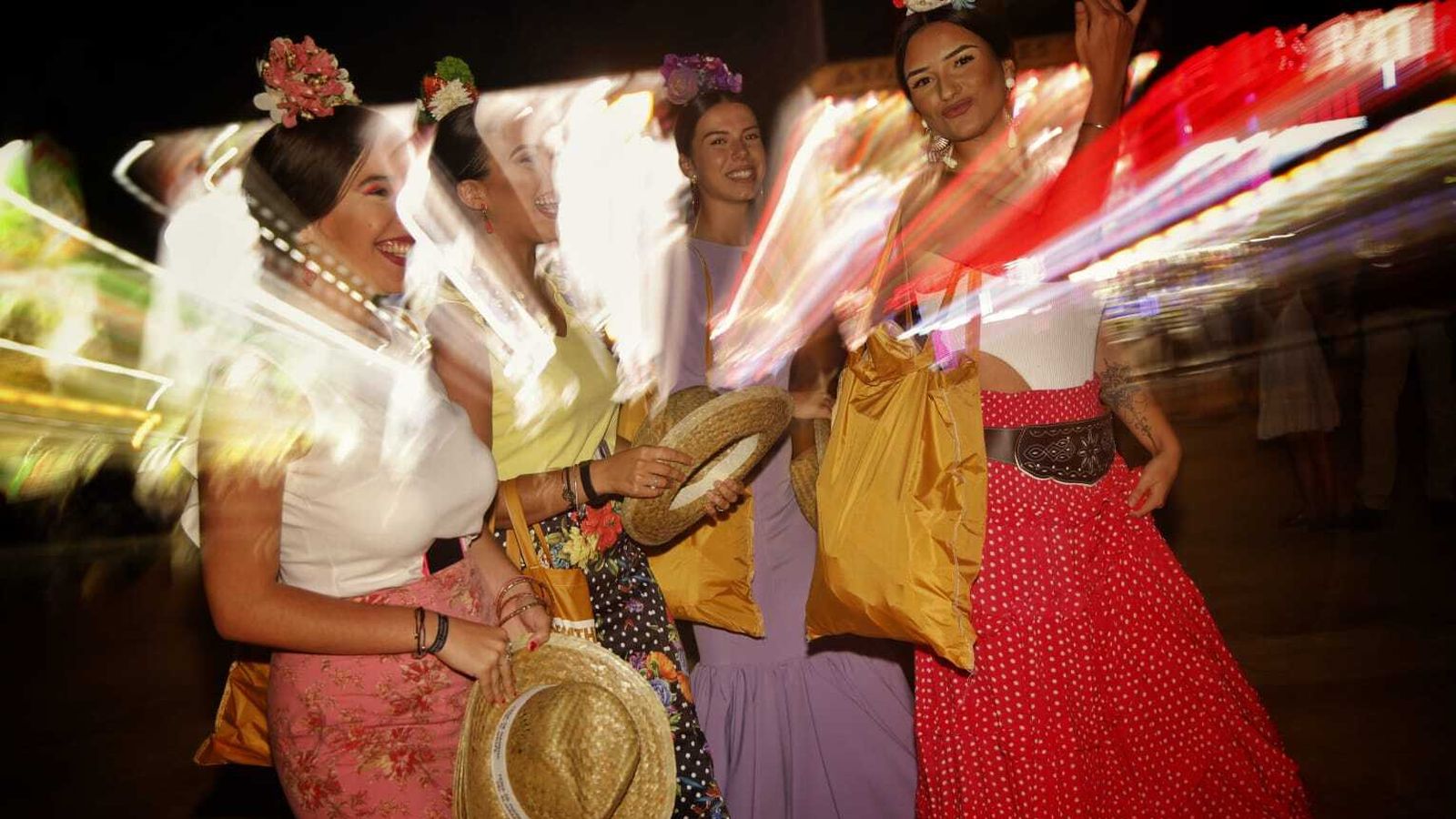 Varias flamencas en el recinto ferial.