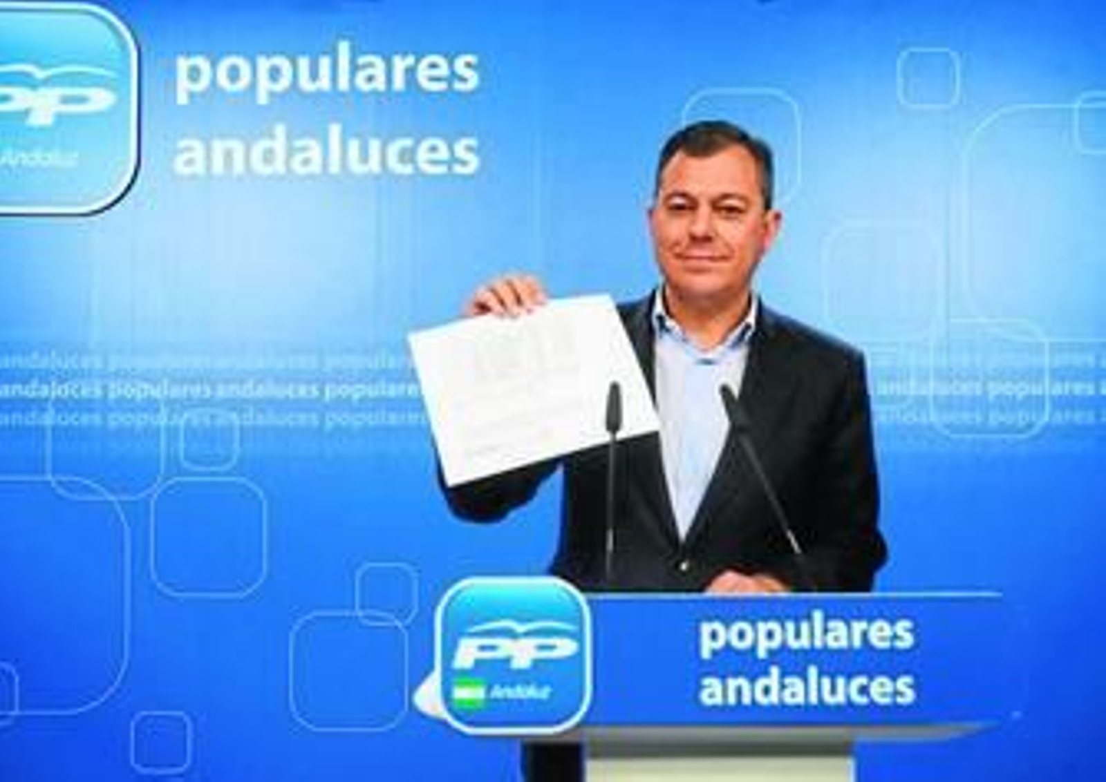 Sanz muestra ayer documentos de cursos de formación de la Junta en rueda de prensa.