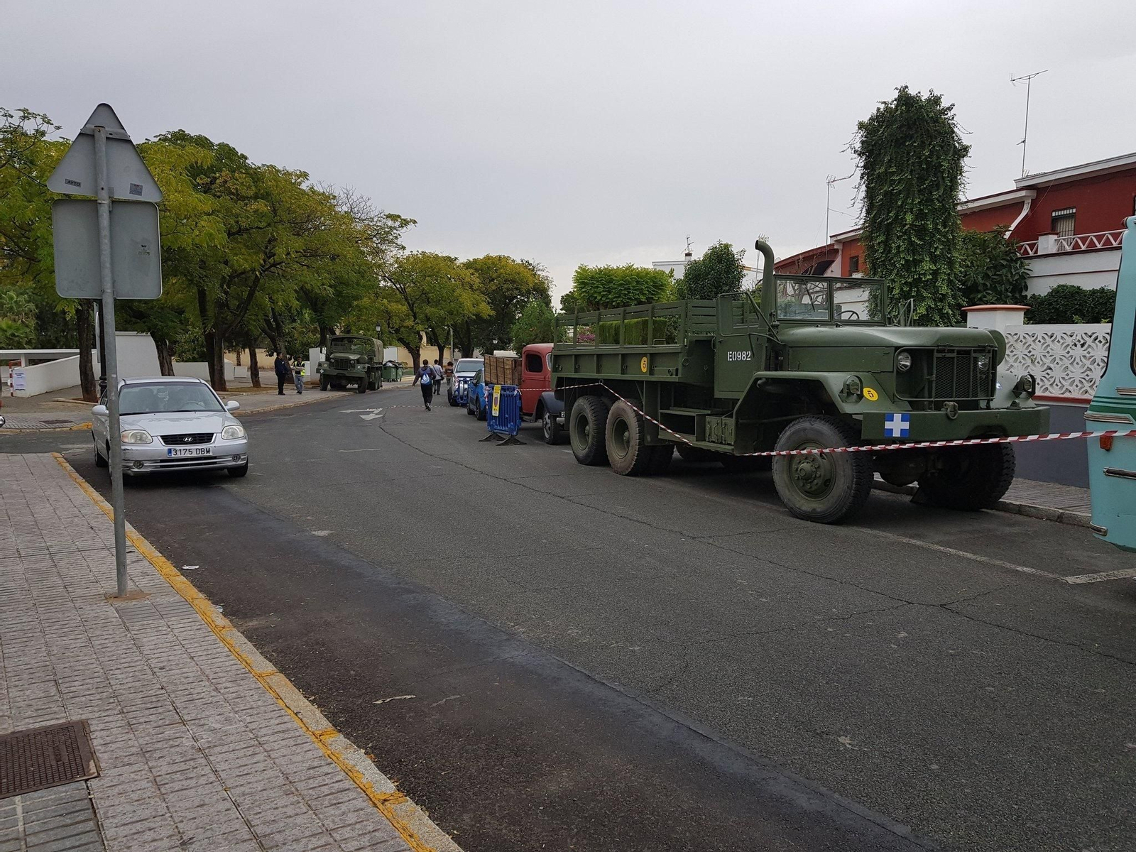 Camiones militares y otros vehículos de época aparcados.