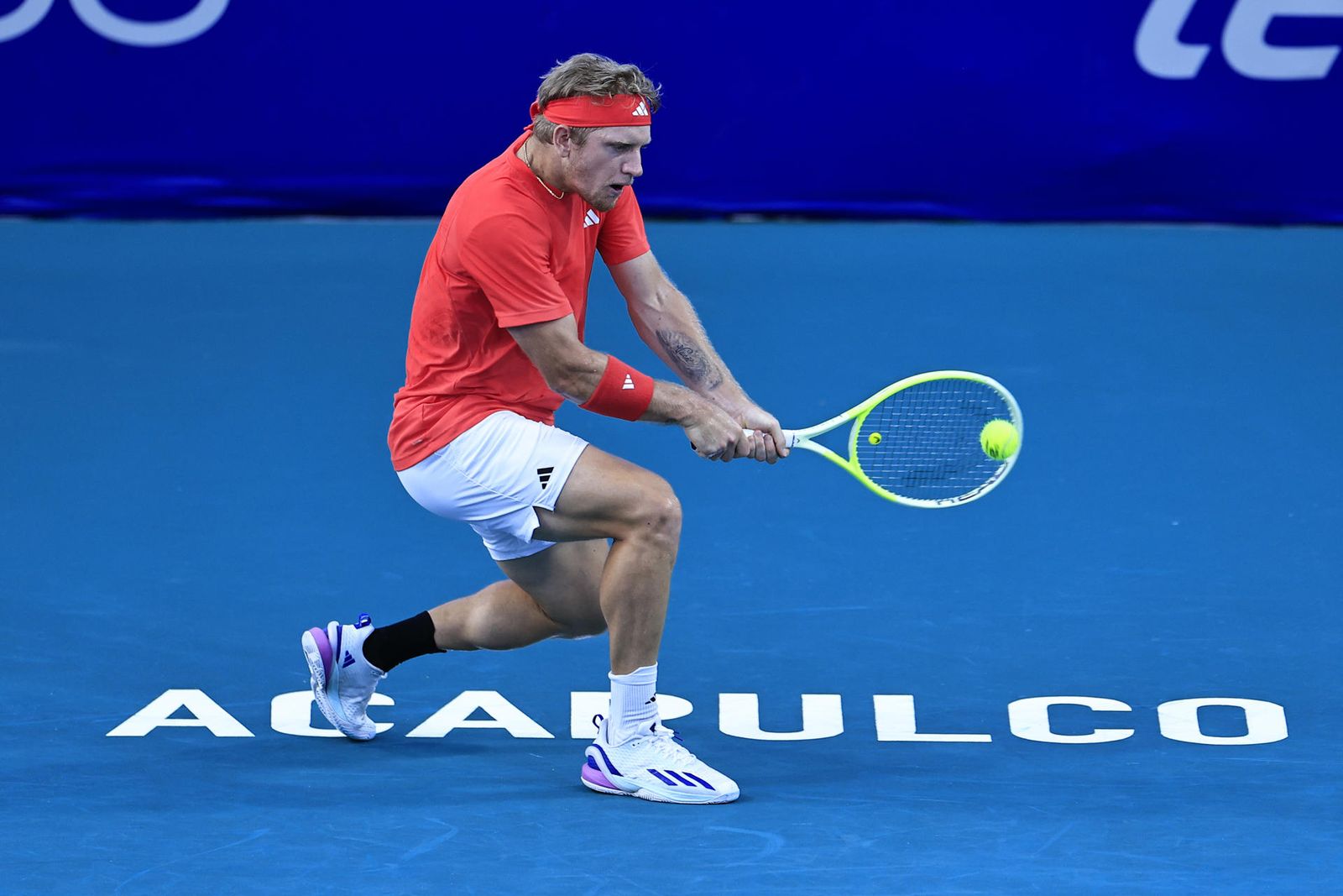 Davidovich salva cuatro bolas de partido y avanza en Acapulco