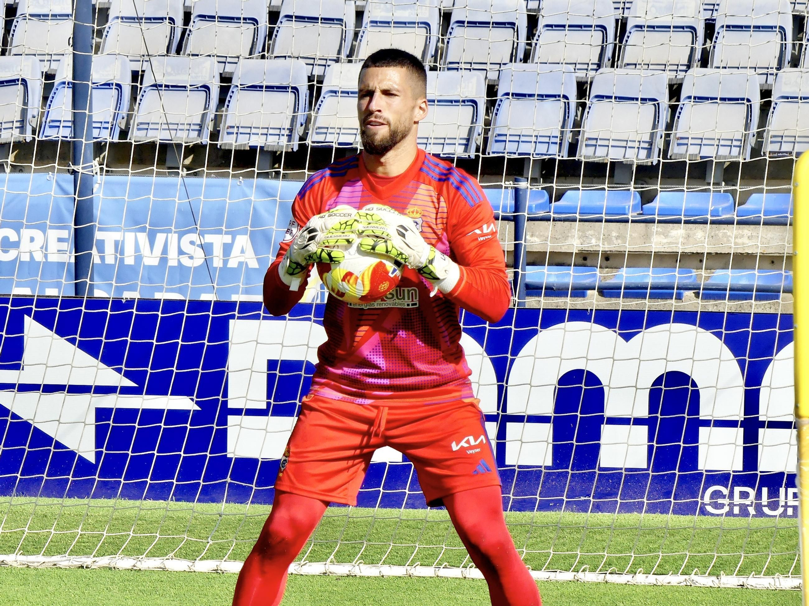 Jero Lario atrapa un balón durante un entrenamiento en el Nuevo Colombino.