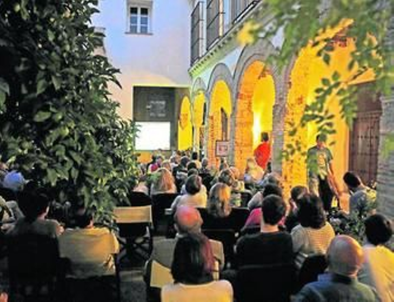 Un momento de la ponencia de Manuel Collado, ayer en pleno casco histórico de la ciudad.