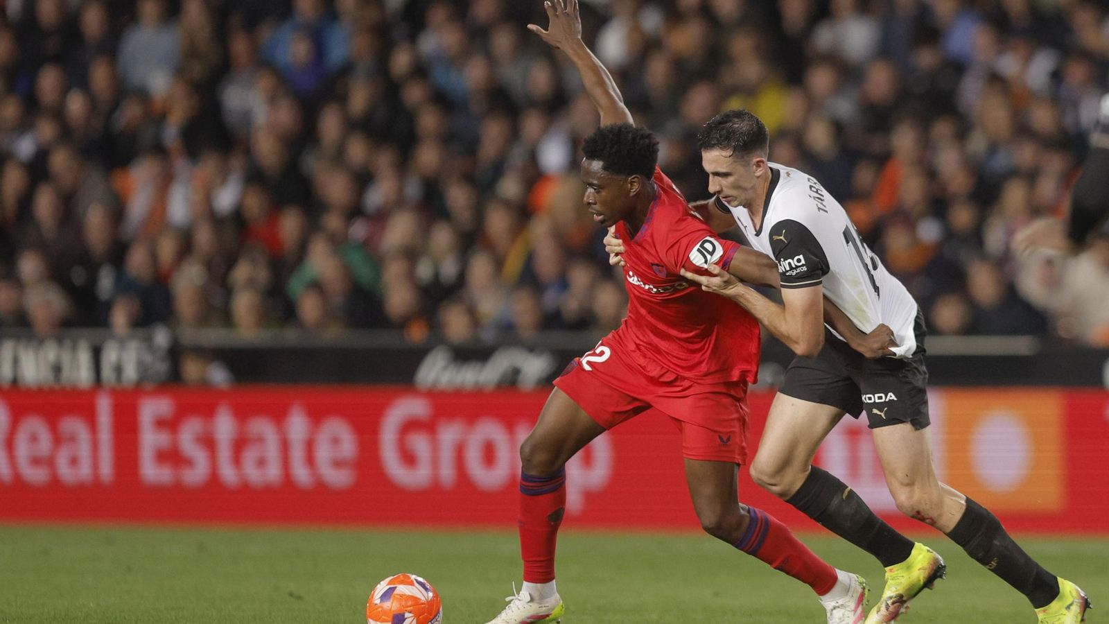 Lokonga protege un balón ante Tárrega.