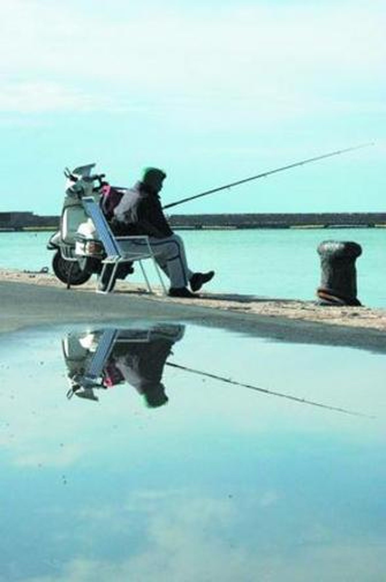 Gabriel Alarcón y varios amigos disfrutan de la pesca durante la mañana de ayer en el Muelle de Levante de Almería.