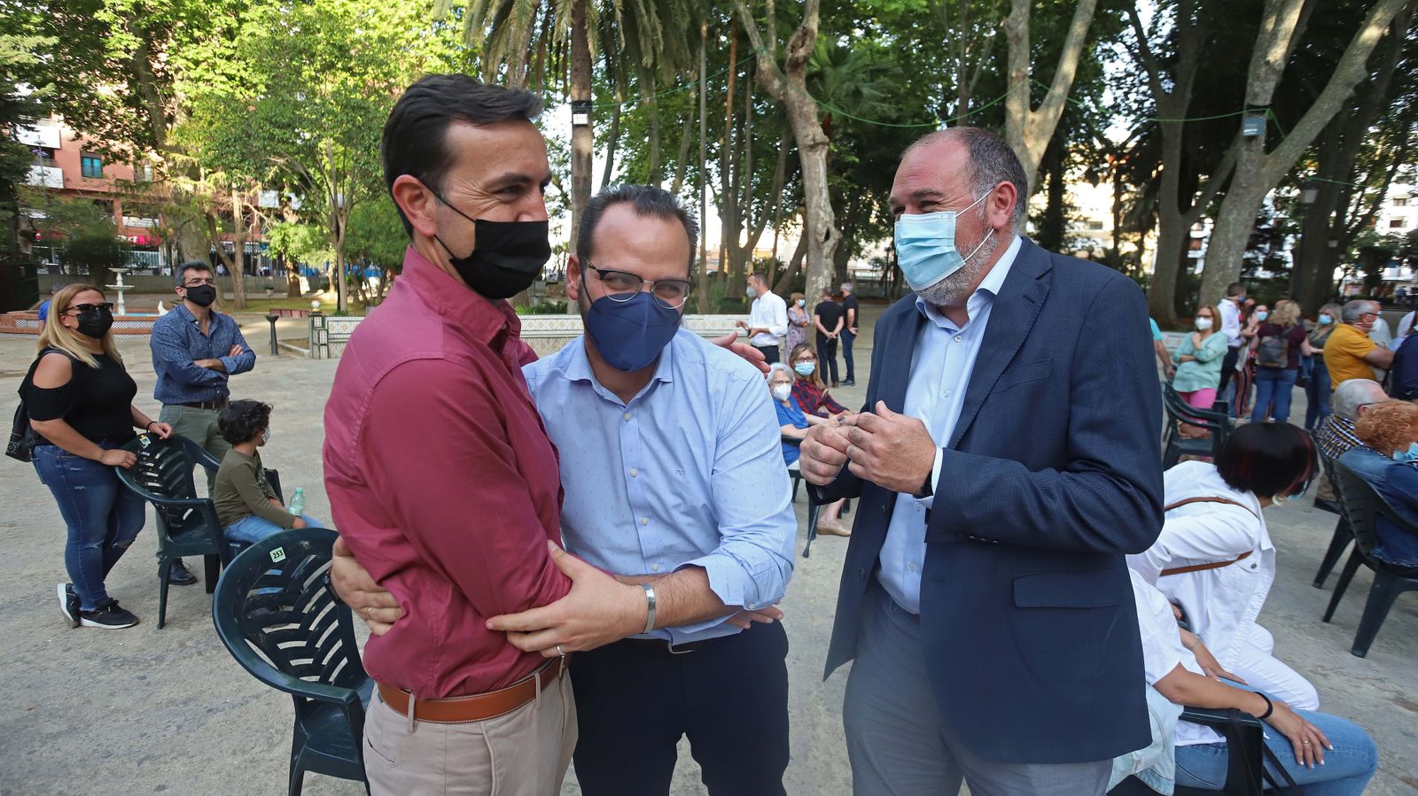 Fotos de Juan Espadas con simpatizantes del Psoe en Algeciras