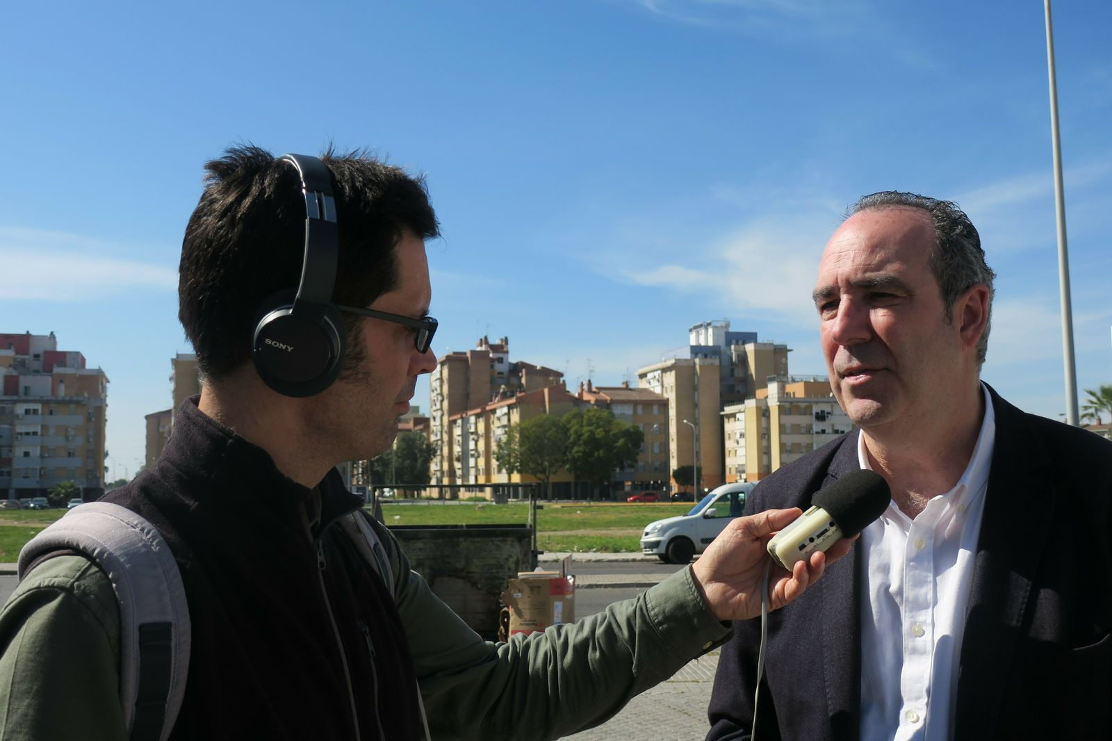 El periodista Guy Hedgecoe entrevista al comisionado, Jaime Bretón.