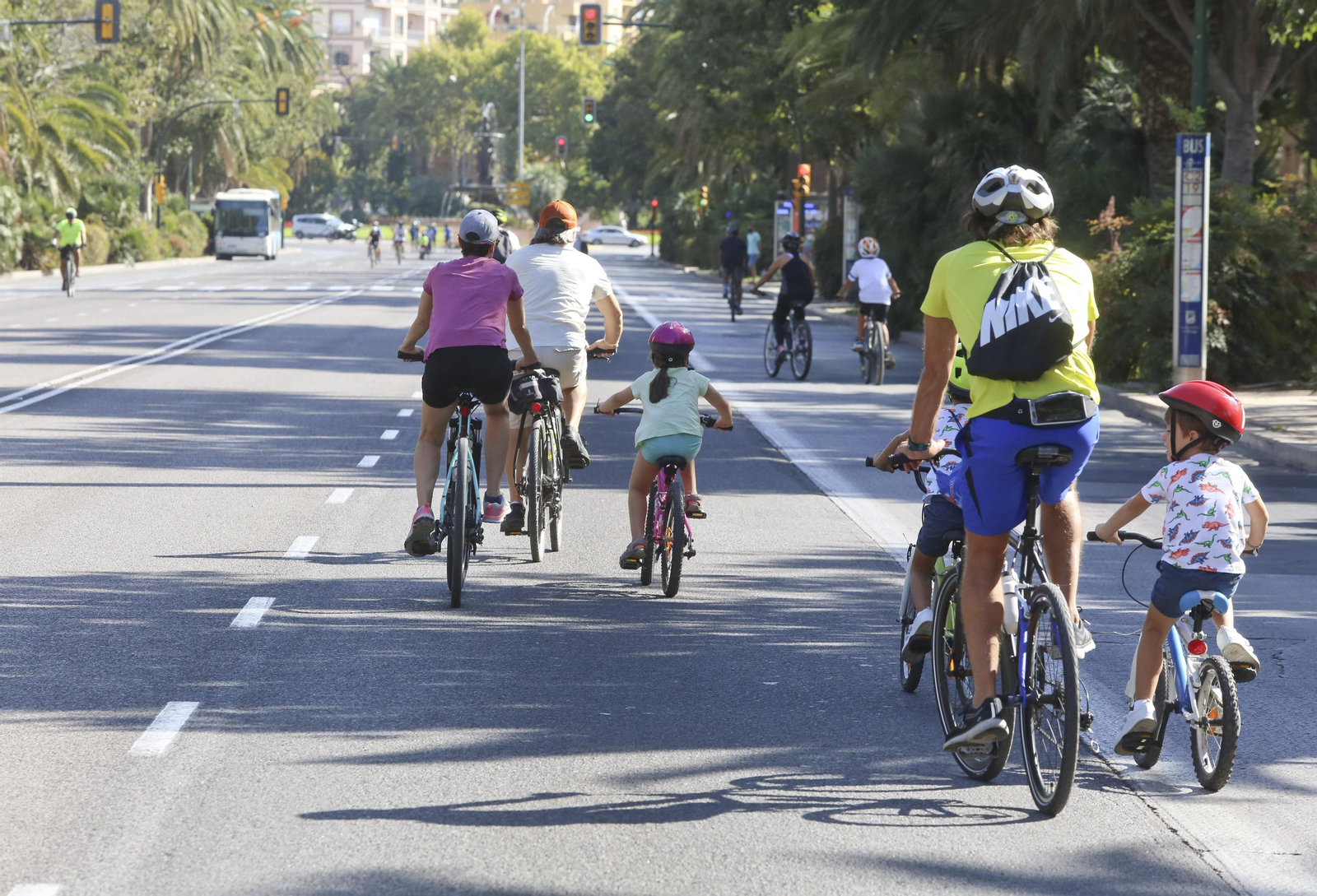 Una familia en bicicleta en una jornada sin coches en el Parque de Málaga.