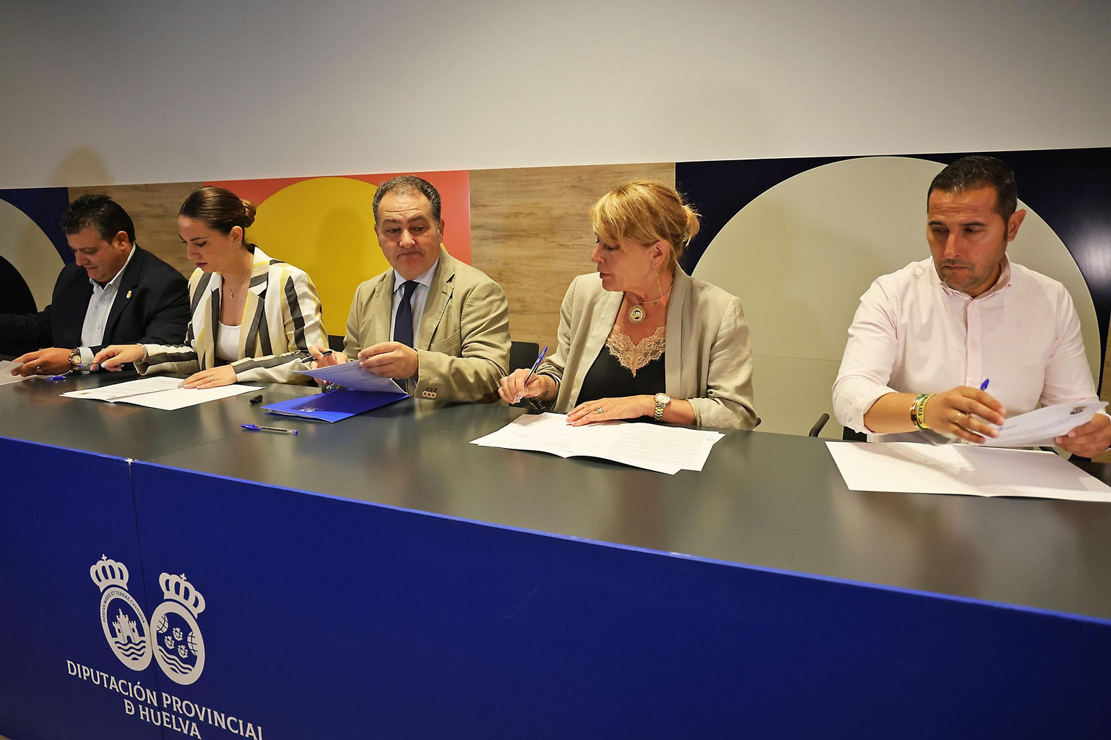 Imágenes de la firma con alcaldes de 34 municipios los convenios del programa 'Tu Diputación Invierte'