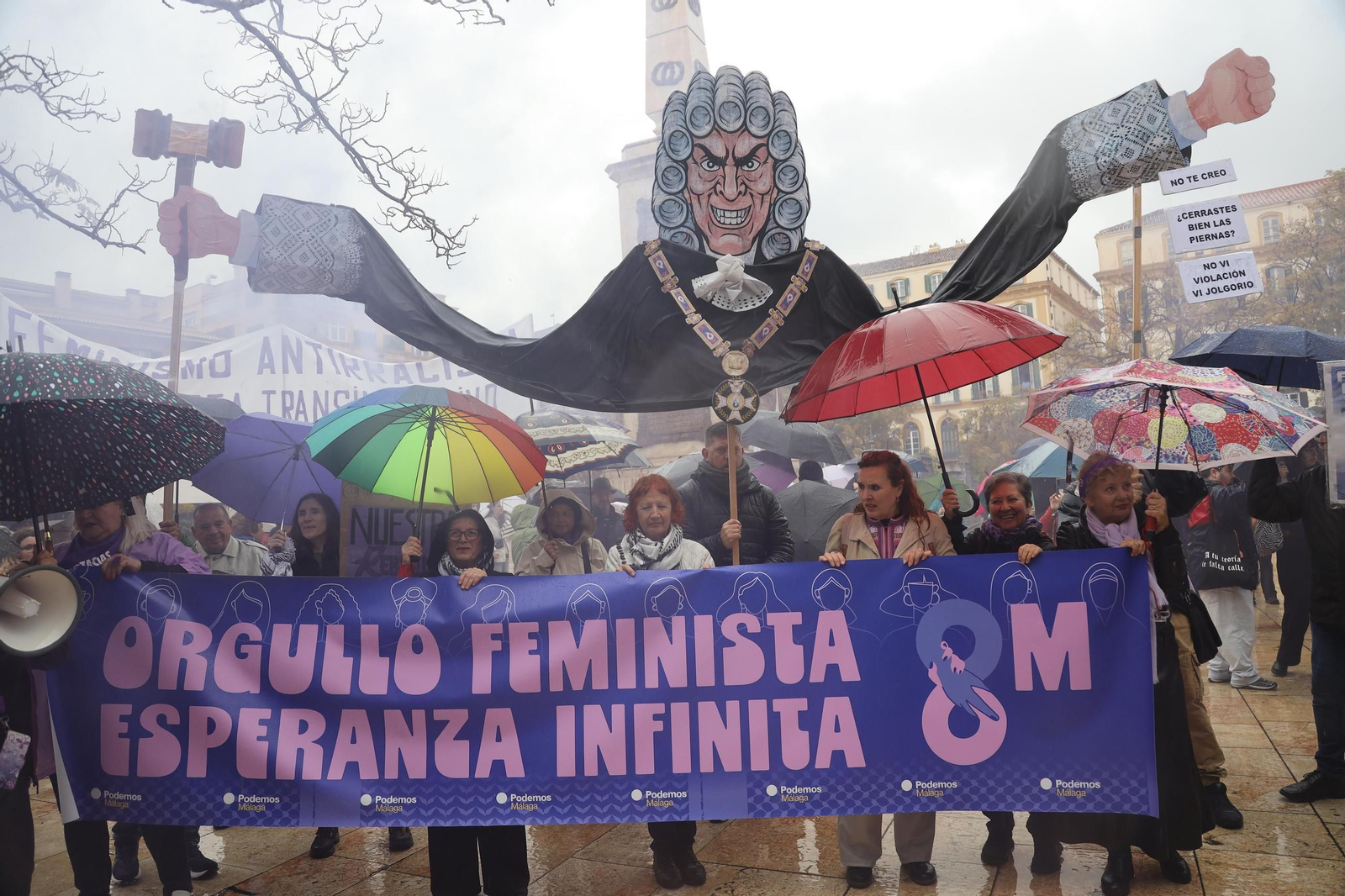 Manifestación del 8M en Málaga en la plaza de La Merced, a pesar de la lluvia.