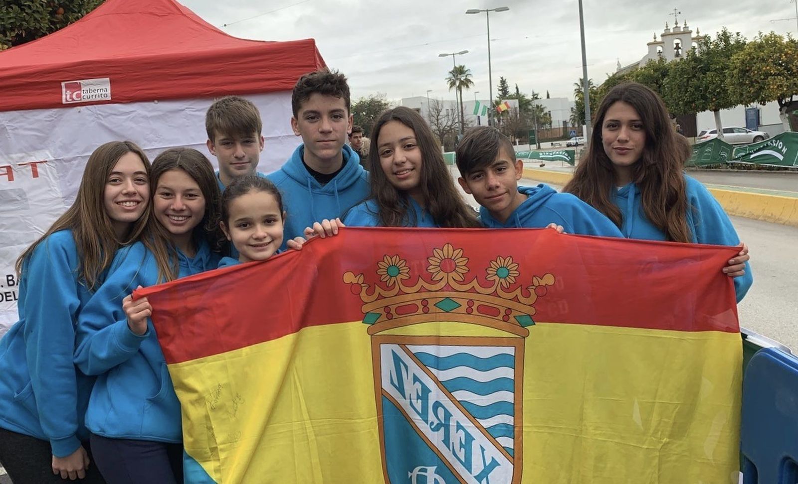 Los integrantes del CA Xerez CD, en El Arahal celebrando el gran campeonato que han realizado.