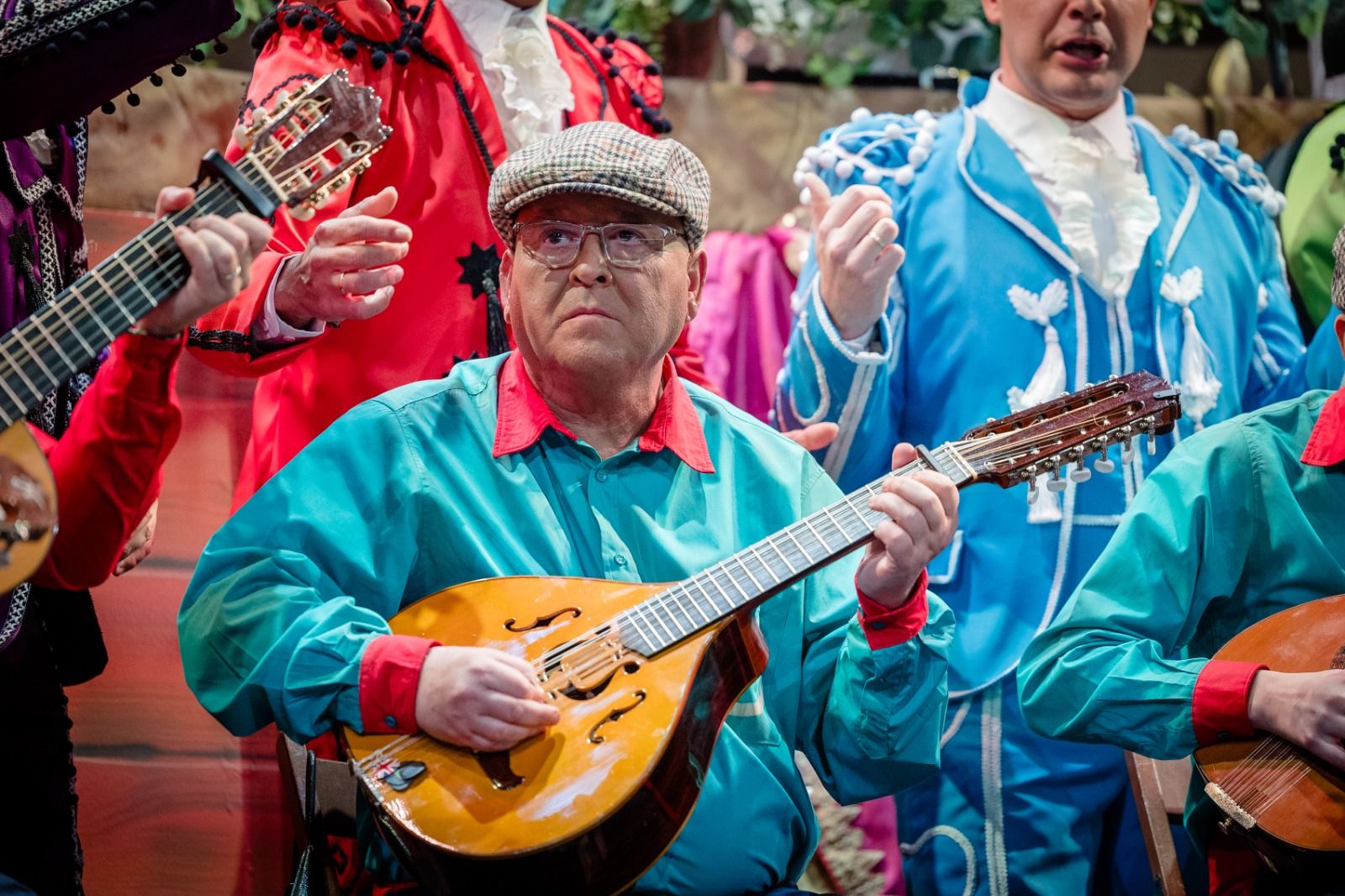 Salvador Longobardo tocando el laúd en el coro 'La carnicería'.