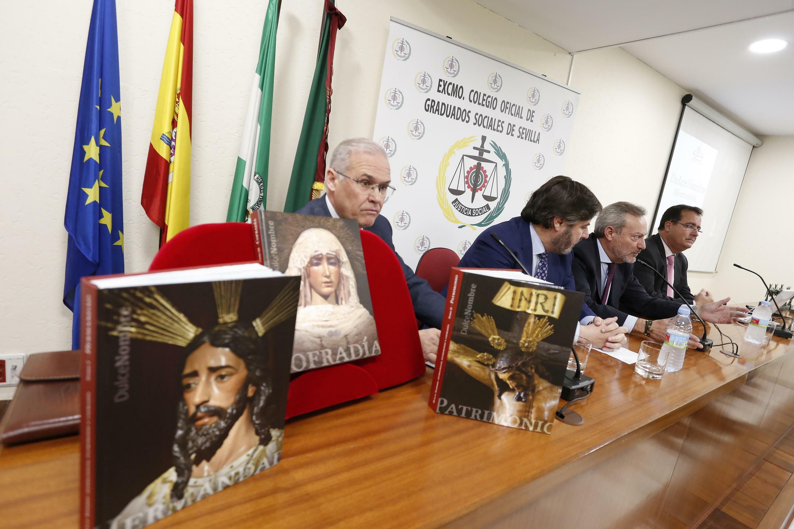 El coordinador, Juan Pedro Recio; el hermano mayor, Manuel Casal; el presidente de los Graduados Sociales, José Ramón Barrera; y el delegado de Gobernación y Fiestas Mayores, Juan Carlos Cabrera, durante la presentación.