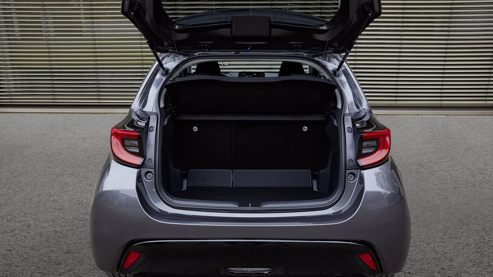 El maletero de este híbrido es algo más grande que el que tienen las versiones exclusivamente de combustión y que seguirán vendiéndose como Mazda2.