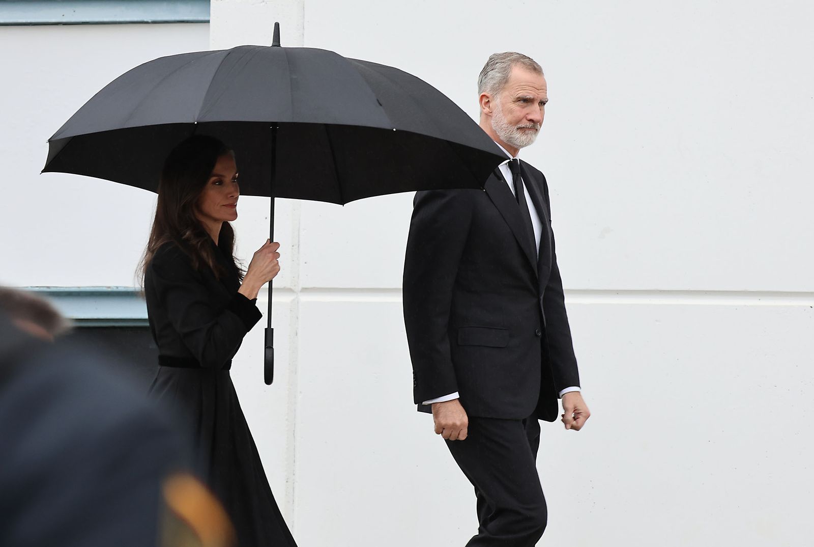 Fotografías de la llegada de los reyes Felipe VI y Doña Letizia al funeral por las víctimas de Adamuz en Huelva