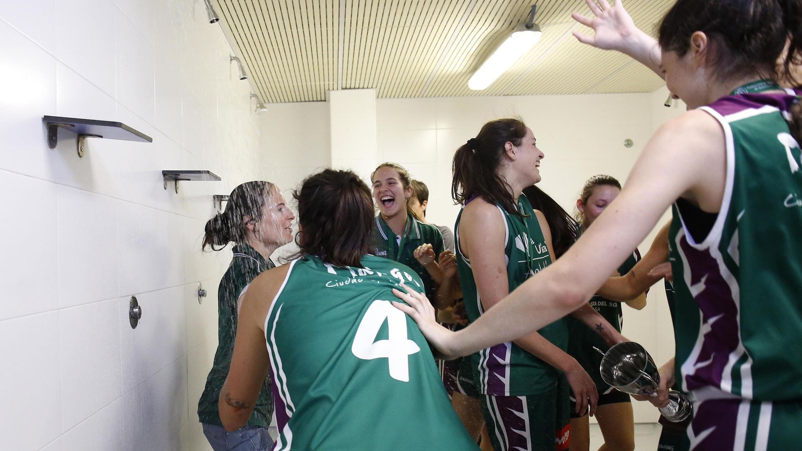 Las jugadoras metieron en la ducha a 'Peque' en la celebración.