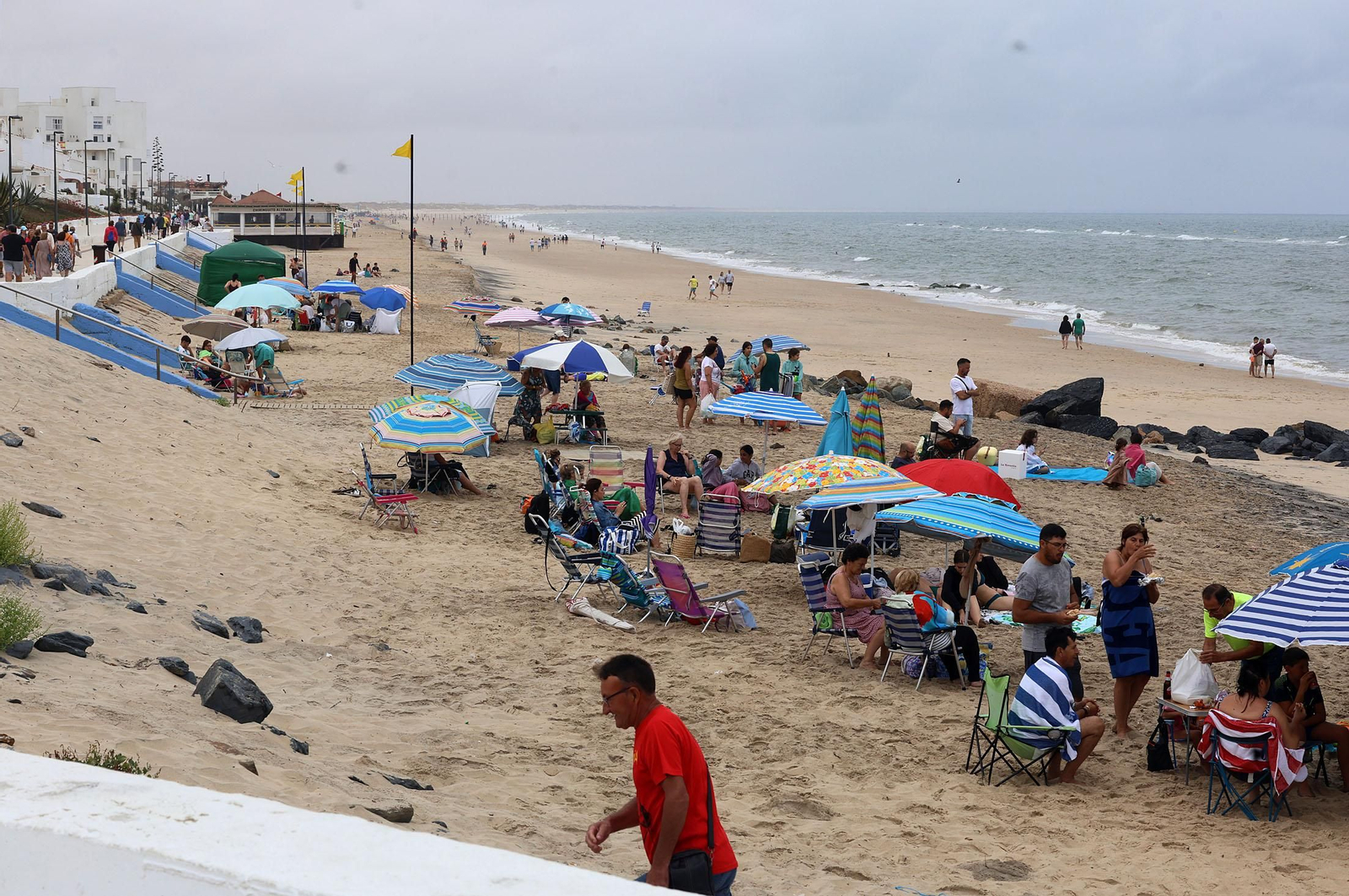 Ambiente en las playas de Huelva, en imágenes
