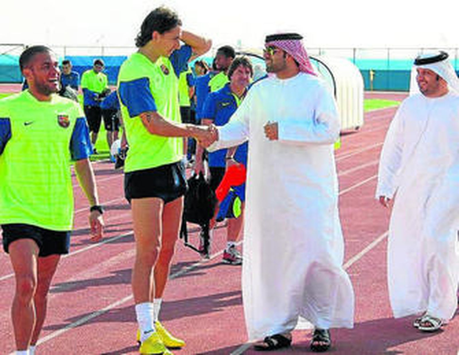 Ibrahimovic es saludado después del entrenamiento de ayer.