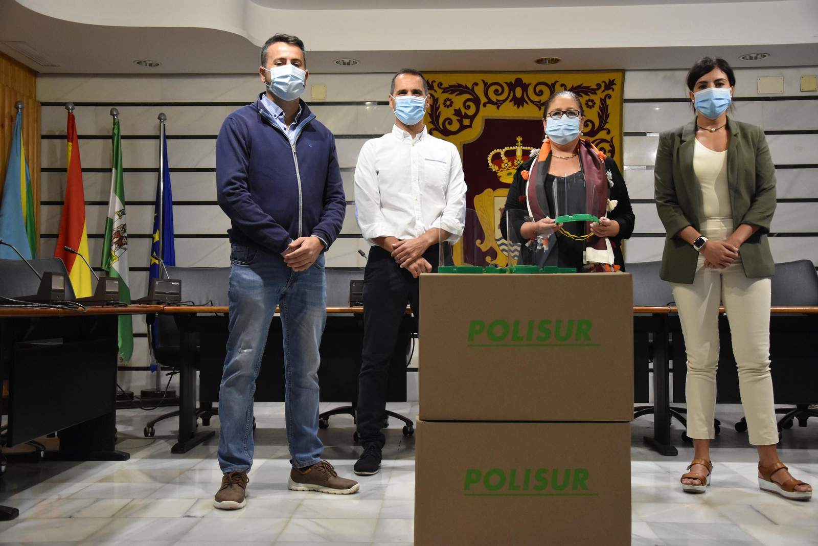 Polisur entrega pantallas faciales al Ayuntamiento de Punta Umbría.