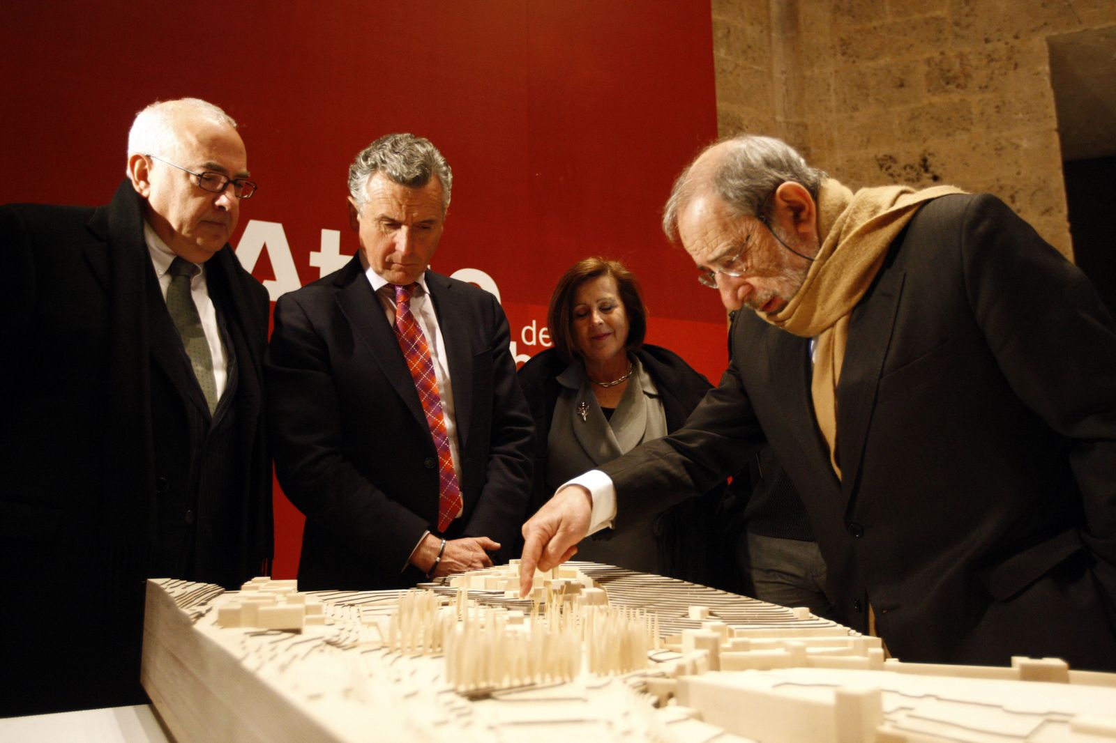 Álvaro Siza enseñando la maqueta del Atrio de la Alhambra