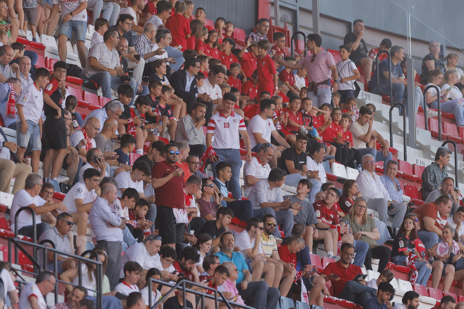 Búscate en las fotos del Sevilla-Español