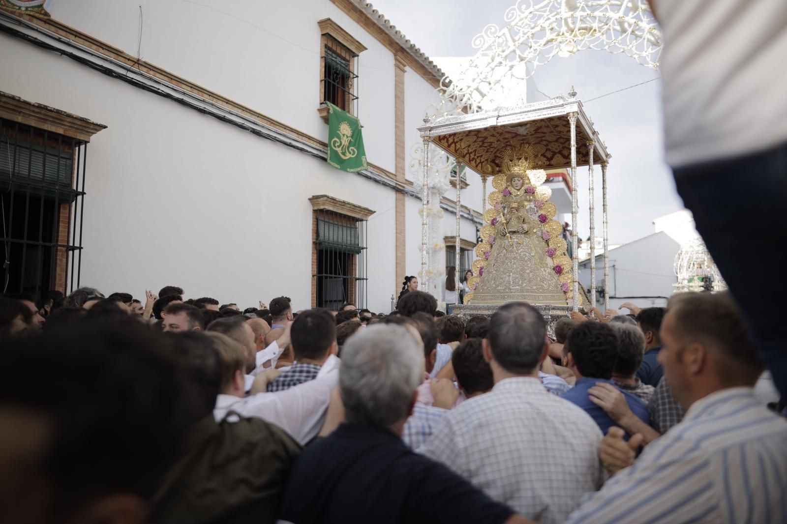 La Virgen del Rocío avanza por las calles de Almonte, en imágenes