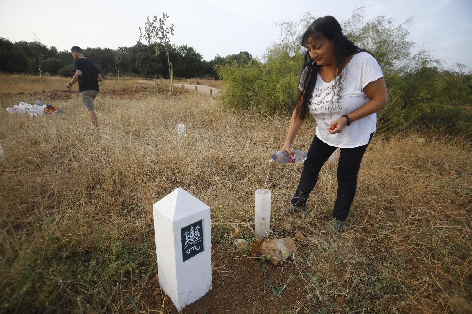 Maribel Castilla, en una de sus tardes de riego.