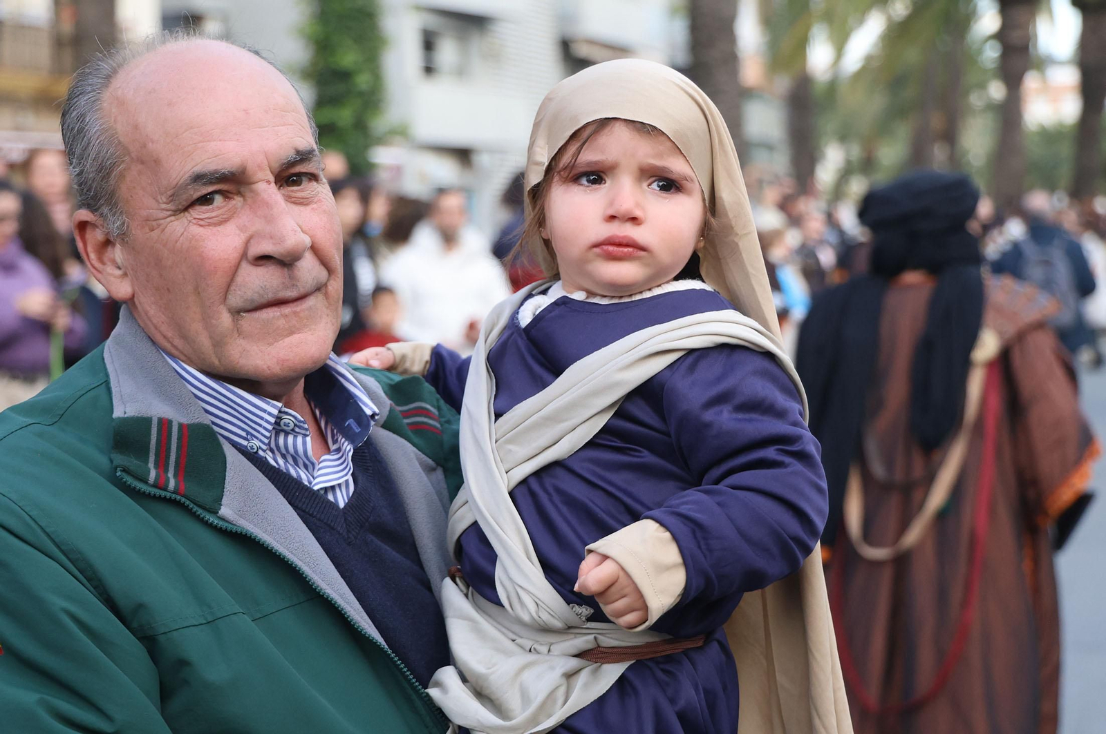Imágenes del Heraldo Real anunciando la llegada de los Reyes Magos a Huelva