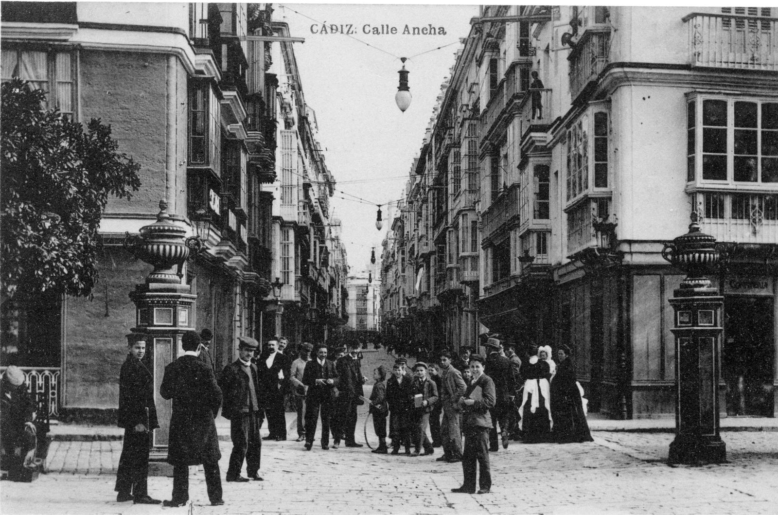 Tarjeta Postal Hauser y Menet, editada en 1905, que muestra la entrada desde la plaza.