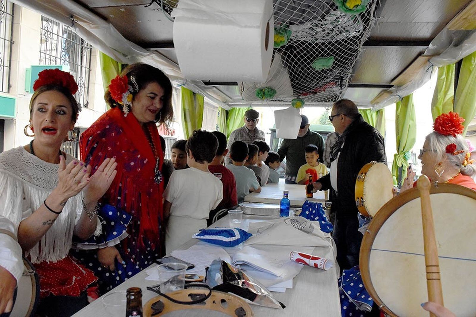 Imágenes de los peregrinos de la Hermandad de Emigrantes en su salida por las calles de Huelva