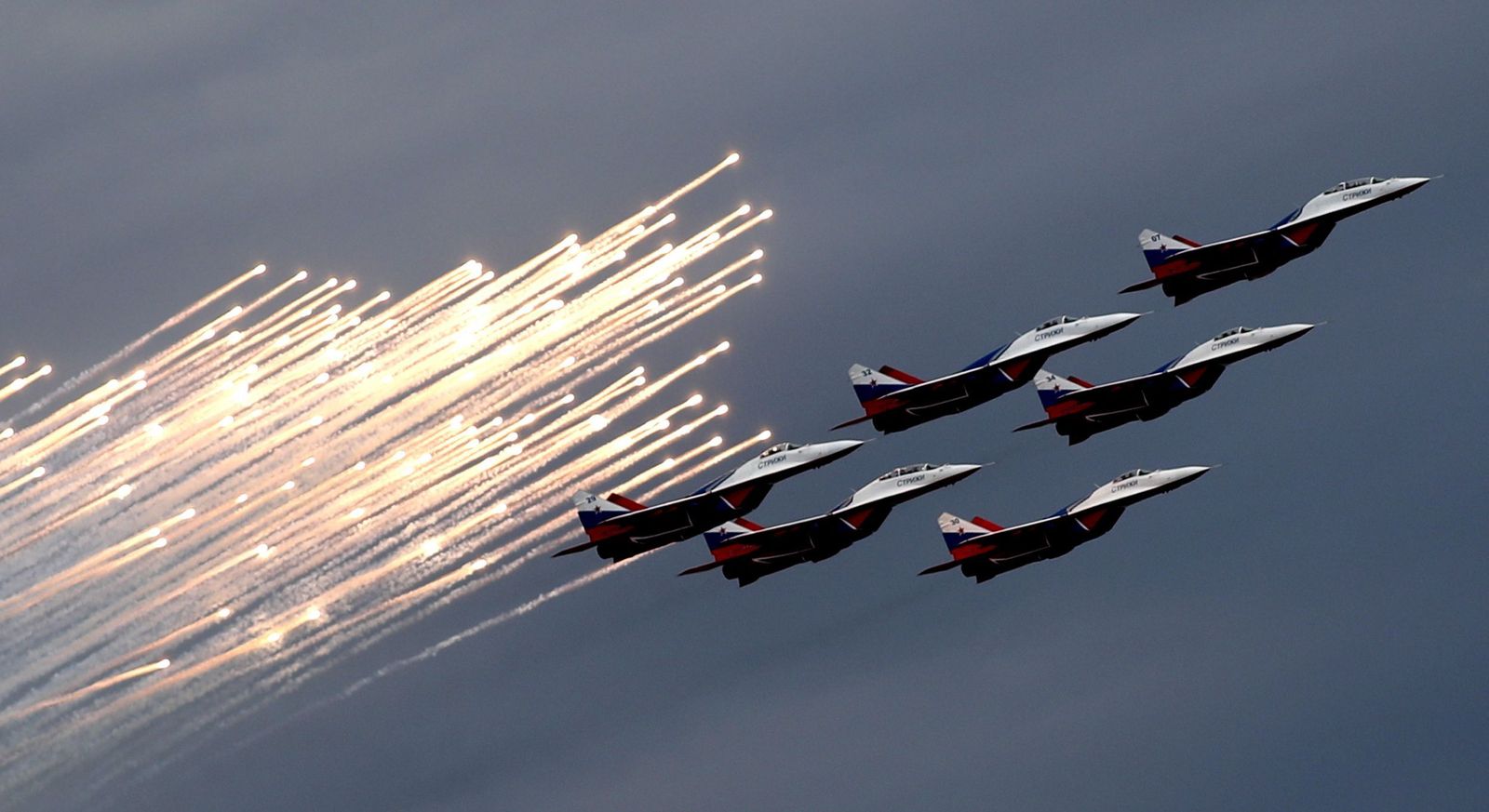 Ejercicio acrobático de aviones de combate MiG-29.