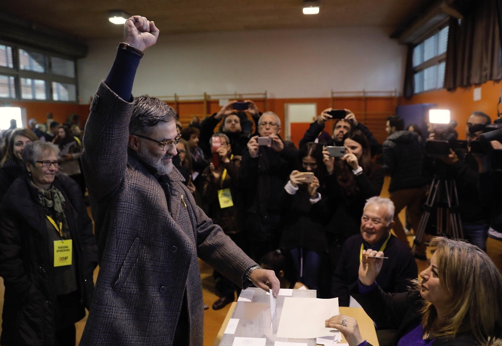 El líder de la CUP Carles Riera, en el momento de votar en la Escola Pere IV de la ciudad condal