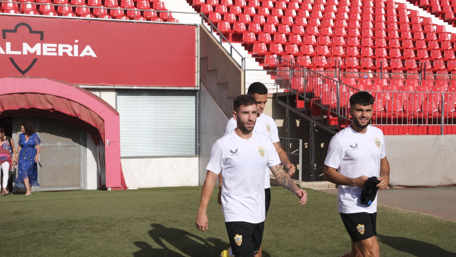 Imágenes de la visita de la Alcaldesa de Almería, María Vázquez, a los jugadores de la U.D. Almería