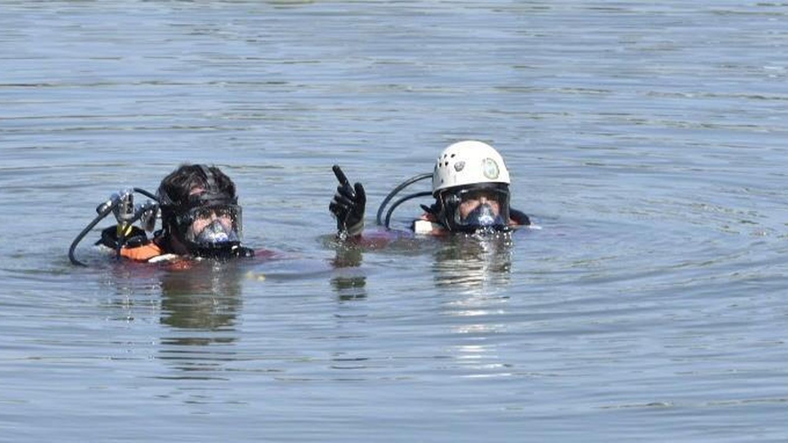 Los buzos de los Bomberos, en plena búsqueda.
