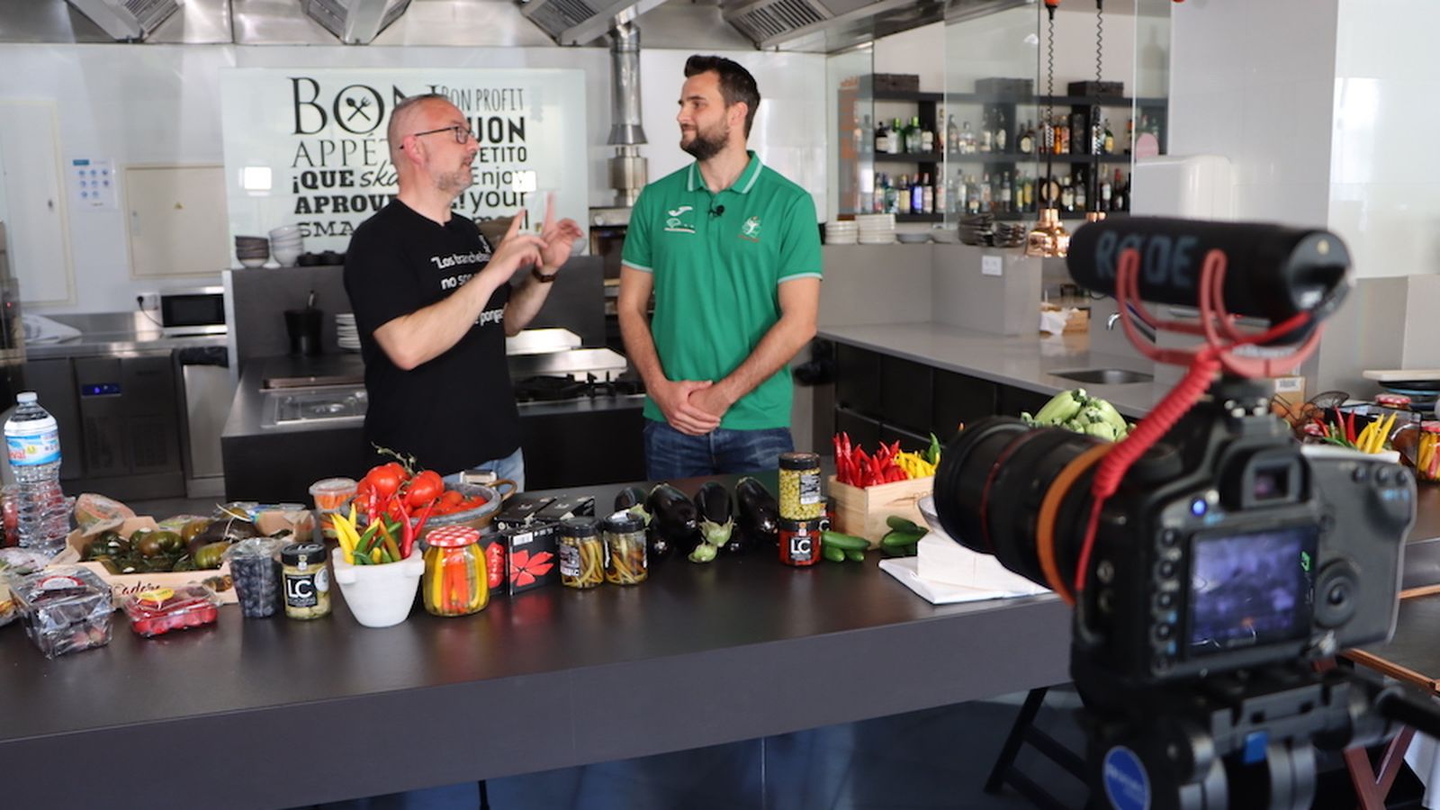 El ahorrador Mario Ferrera participando en uno de los vídeos.