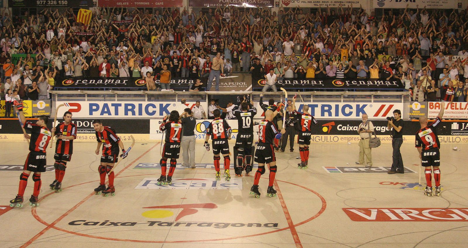 La plantilla del Reus Deportiu saluda a una grada repleta de aficionados eufóricos tras lograr un éxito durante la temporada 2007/08.