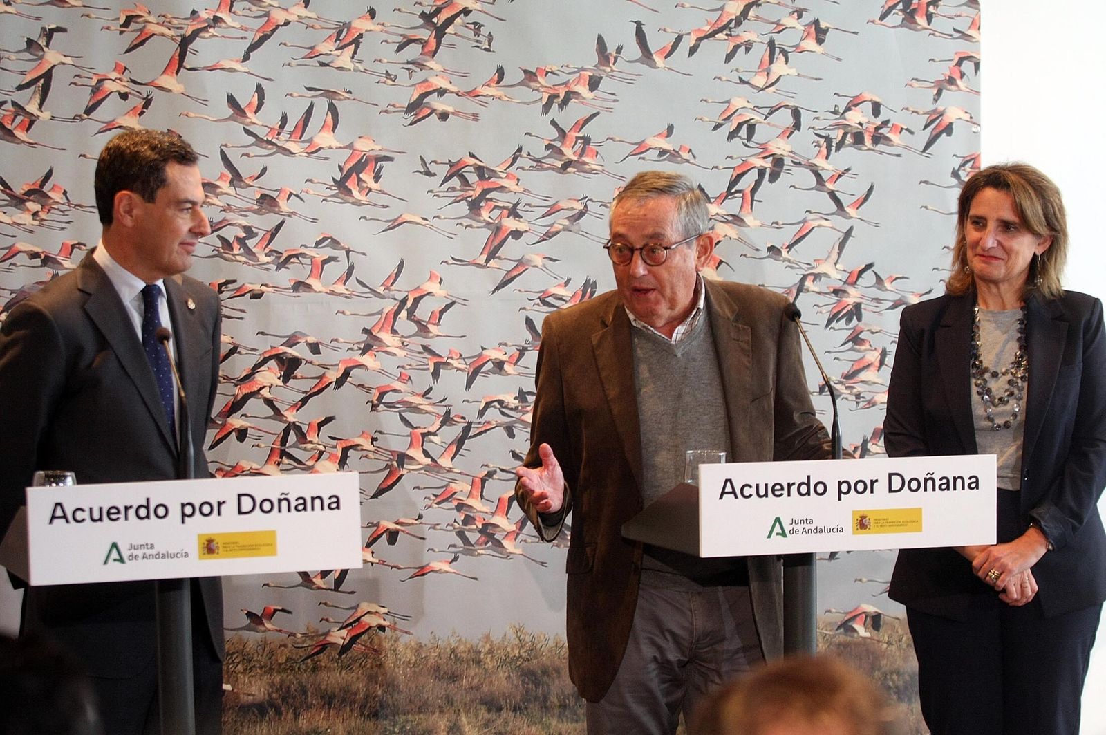Miguel Delibes entre el Juanma Moreno y Teresa Ribera.