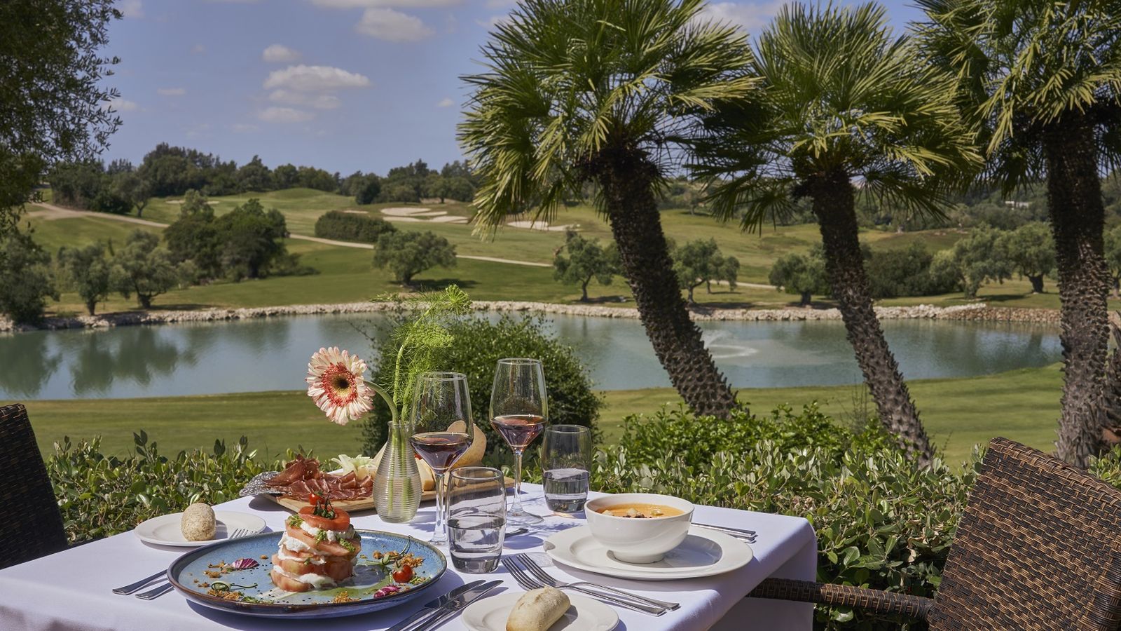 Podrás recargar energías disfrutando de una buena comida con vistas inmejorables a sus campos de golf