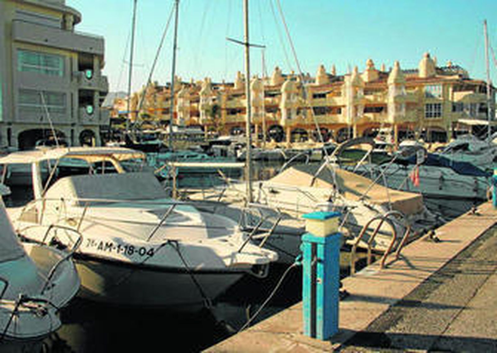 Embarcaciones atracadas en el puerto deportivo de Benalmádena.
