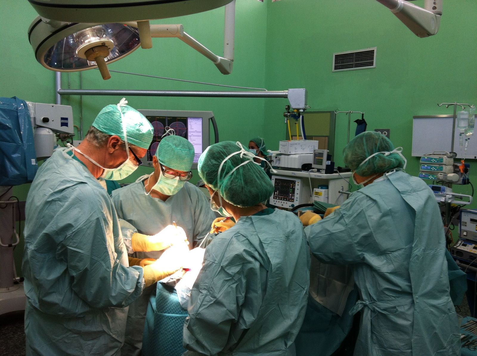 Un equipo de Neurocirugía durante una operación.