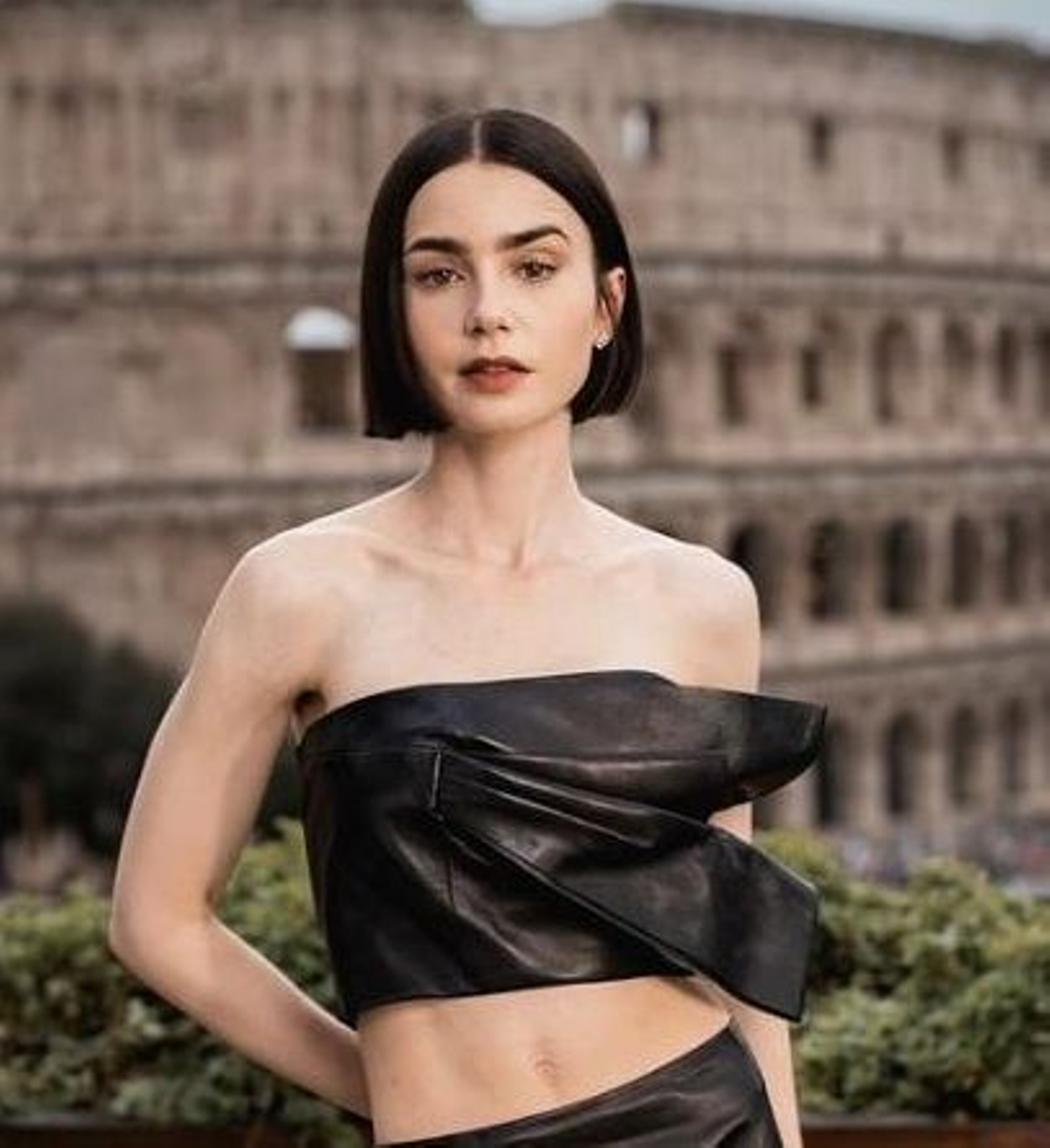 Lilly Collins con un corte de pelo sharp bob.