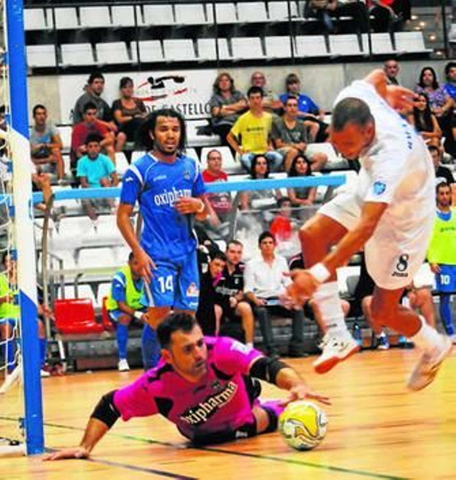 El portero del Oxipharma Edu trata de atrapar la pelota ante la presión del castellonense Rafa Muñoz.