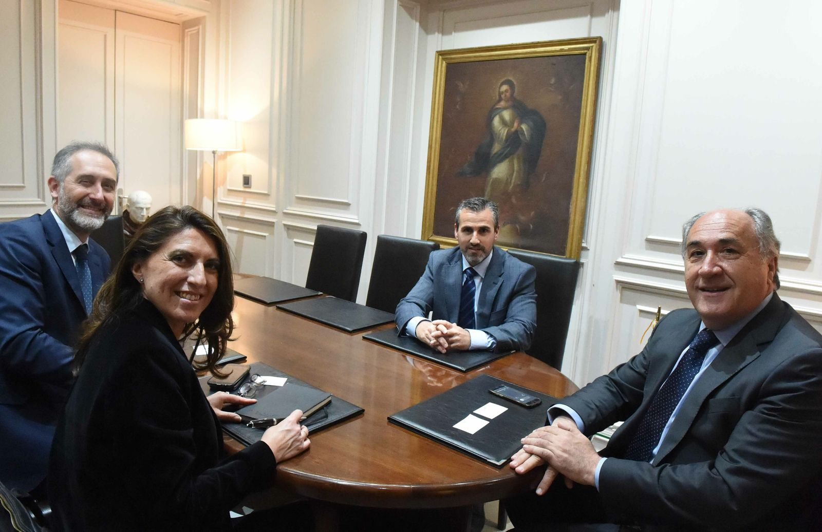 El alcalde y los representantes de Caixabank.