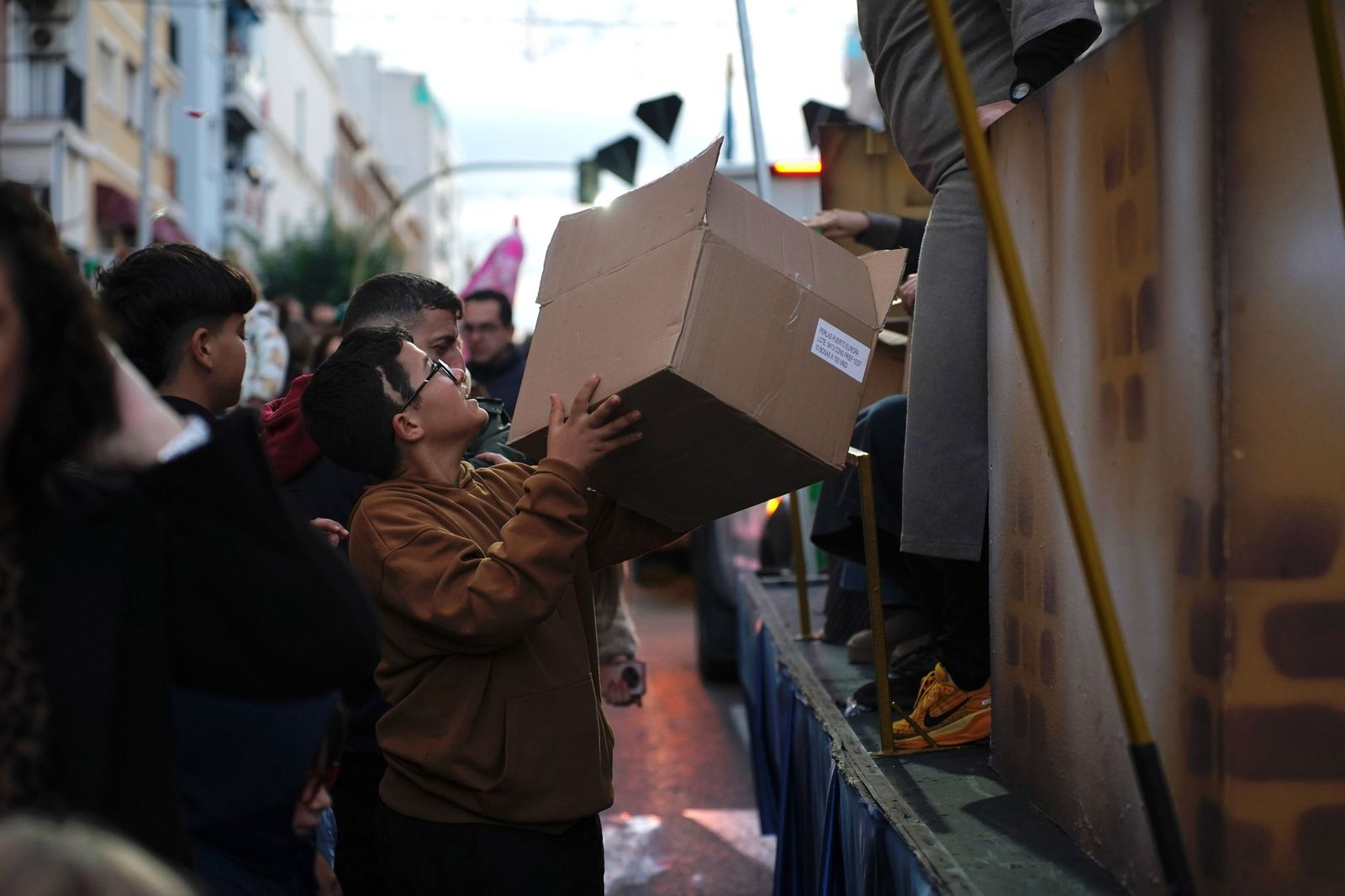 Búscate en las fotos de la cabalgata de Reyes Magos 2026 en Algeciras