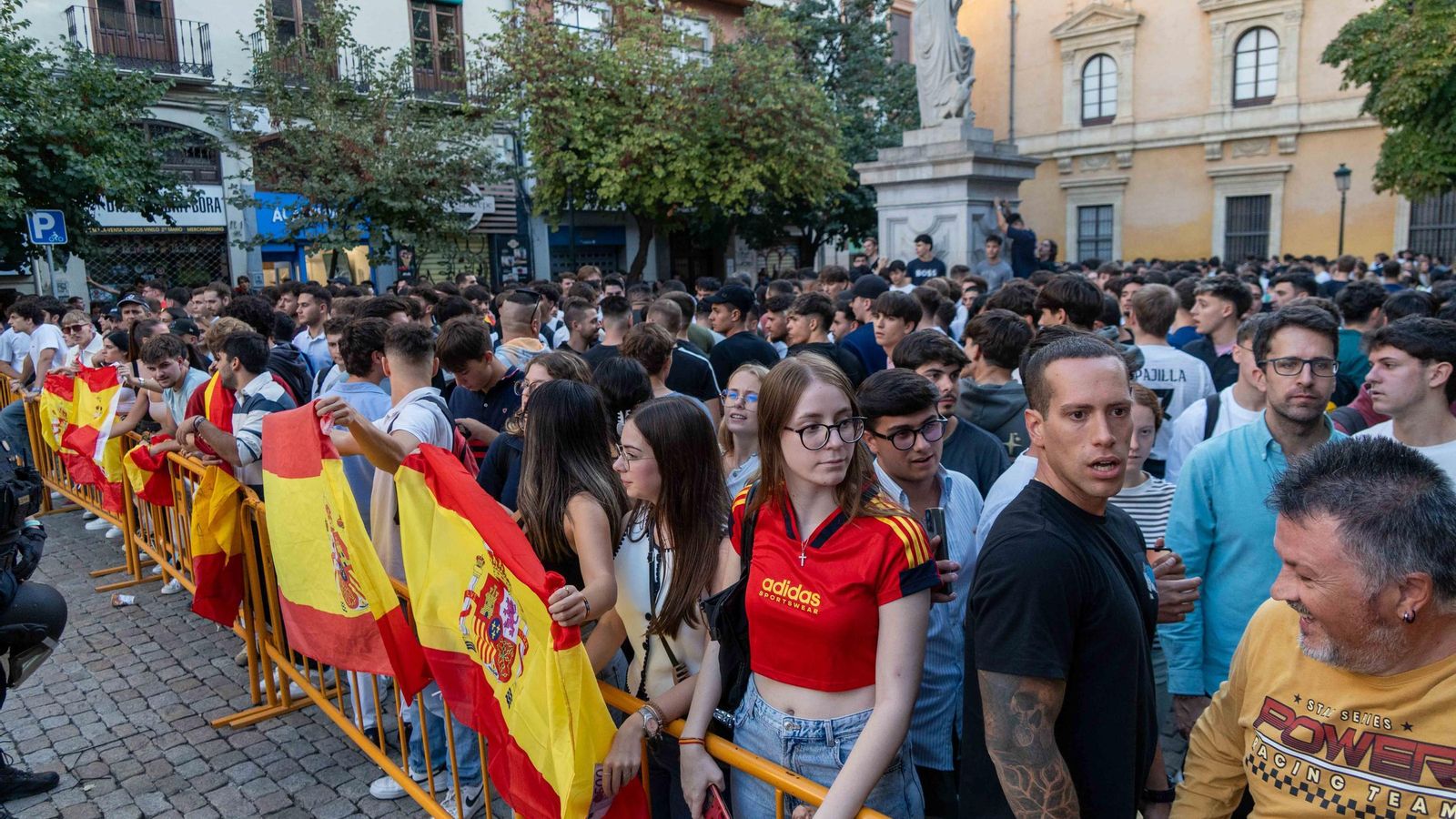 Partidarios de Vito Quiles frente a la Facultad de Derecho de la Universidad de Granada